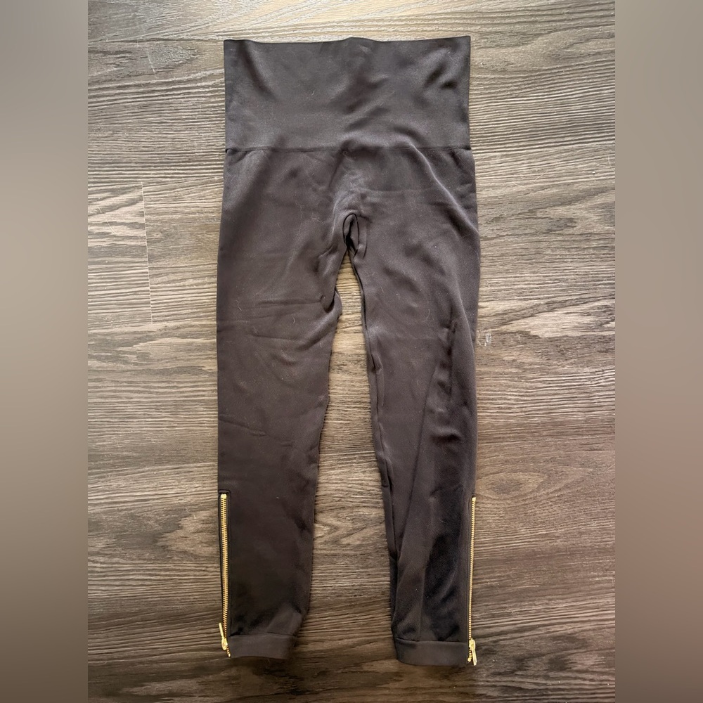 SPANX Look At Me Now Seamless Side Gold Zip Leggings Black - Picture 2 of 5